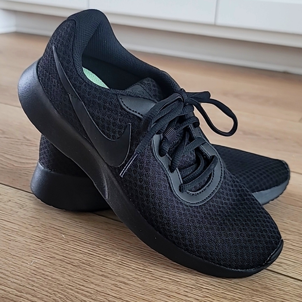 NEW Nike Women's Tanjun Running Shoes
